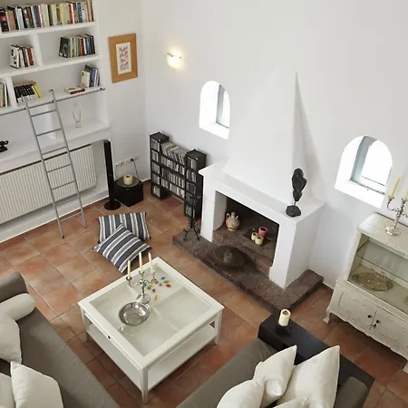 Aleria Santorini Μεσαριά