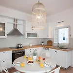 Aleria Santorini *